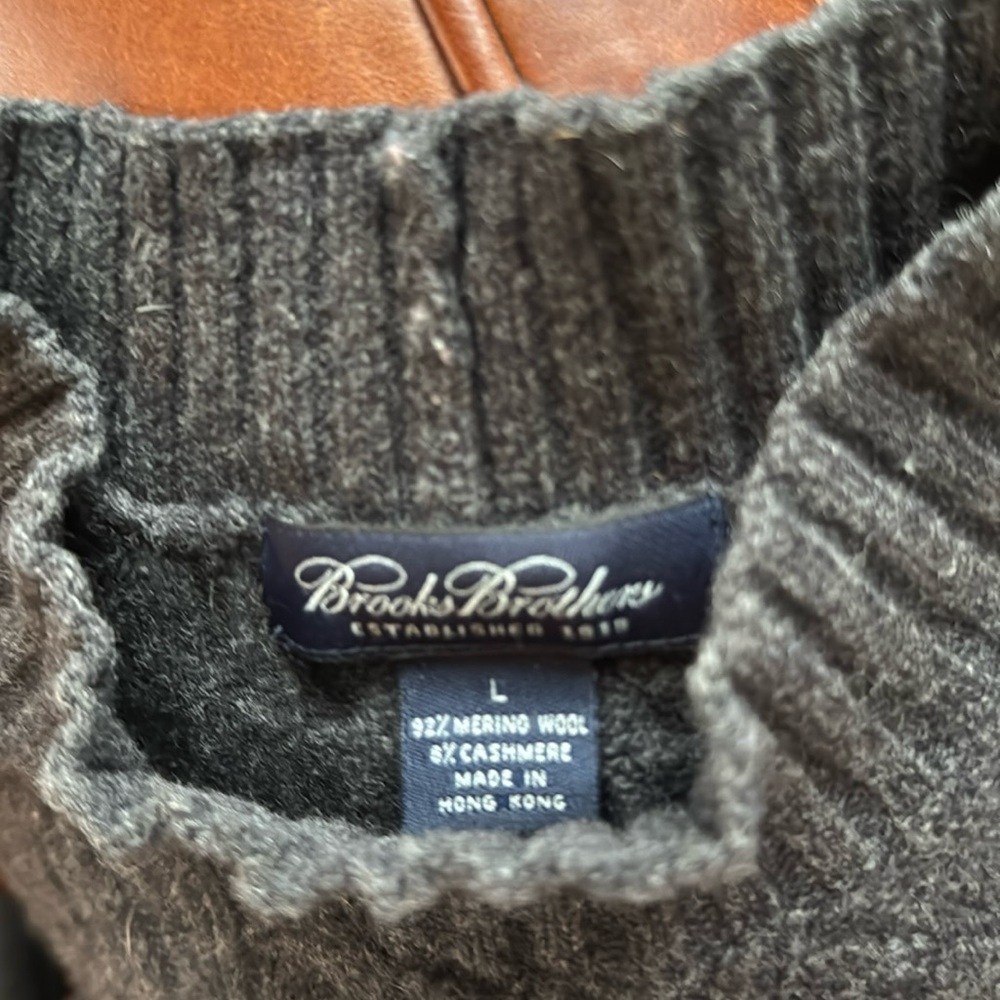 Beautiful Men’s Brooks Brothers sweater.  Good condition.
